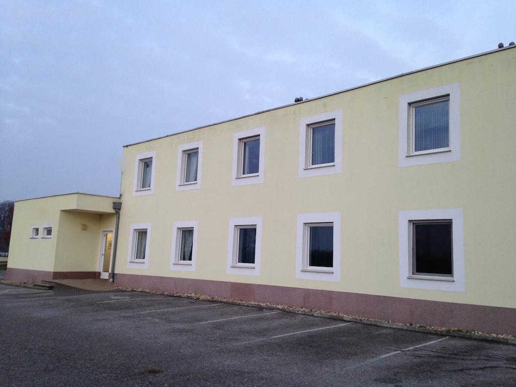 Pension Tennisweber Schwechat Exterior foto